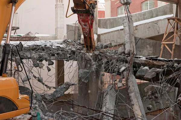 Heavy dredger demolishes building — Stock Photo, Image