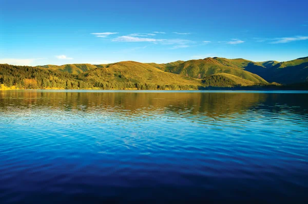 Landschap van meer en bergen — Stockfoto