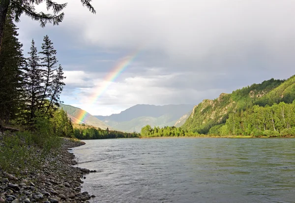 Arco iris sobre río — Foto de Stock