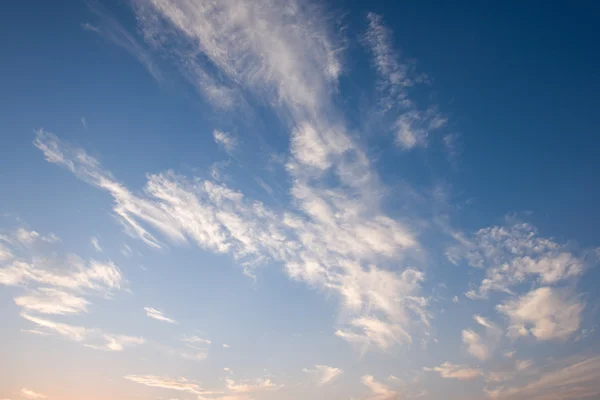 白い couds が付いている空 — ストック写真