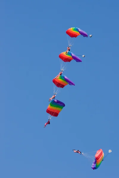 Cinq parachutistes — Photo