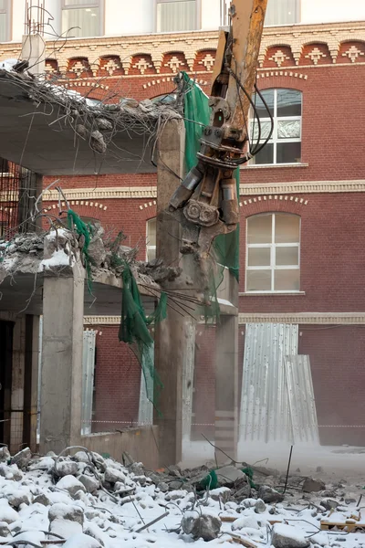 Heavy dredger demolishes building — Stock Photo, Image