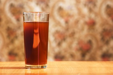 gazlı içecek ile cam