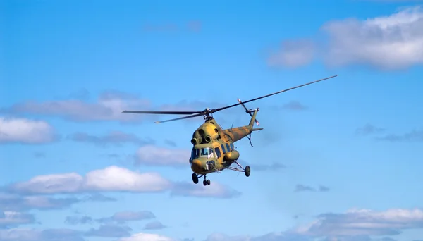 Helicóptero sobre la marcha — Foto de Stock