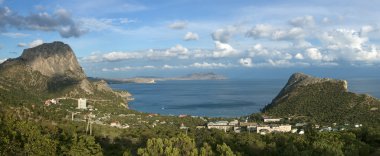 Yalı dağlar ve şehir ile