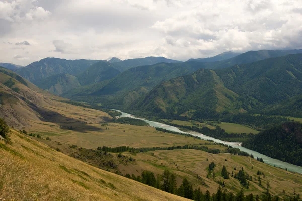 Rivière dans les montagnes — Photo