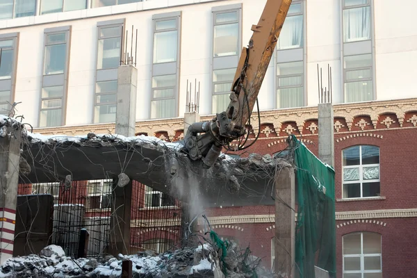 Heavy dredger demolishes building — Stock Photo, Image