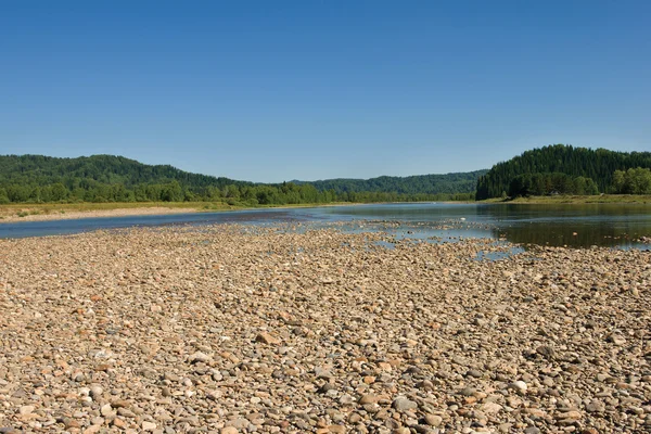 Çakıl taşları ile nehir — Stok fotoğraf