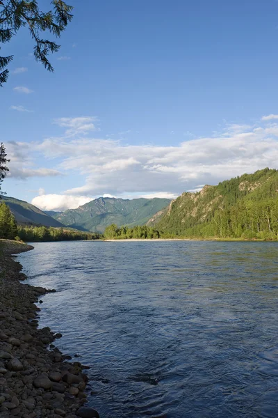 Río en el paisaje de las montañas —  Fotos de Stock