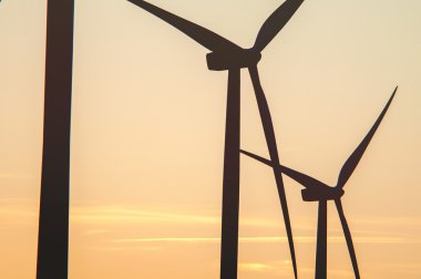 Rüzgar türbini gün batımında