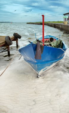 Tekne limana demirlemiş. 