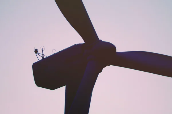 Windturbine bij zonsondergang — Stockfoto