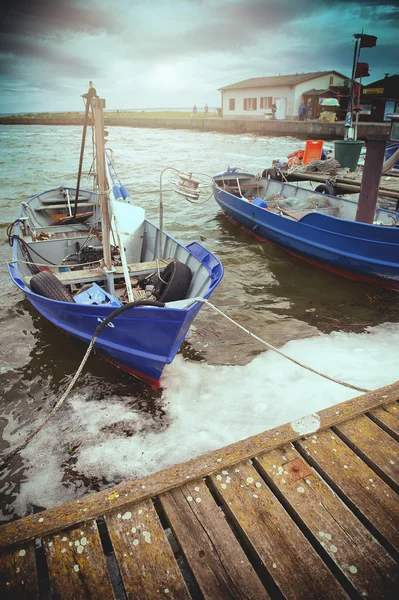 Barco amarrado en el puerto —  Fotos de Stock