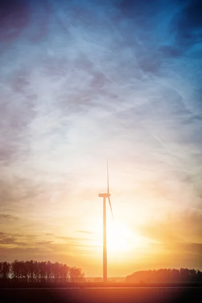 Windturbine bij zonsondergang — Stockfoto