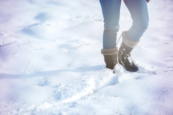 Chaussures d'hiver dans la neige, gros plan — Photo