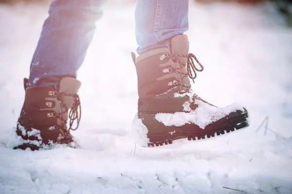 Chaussures d'hiver dans la neige, gros plan — Photo