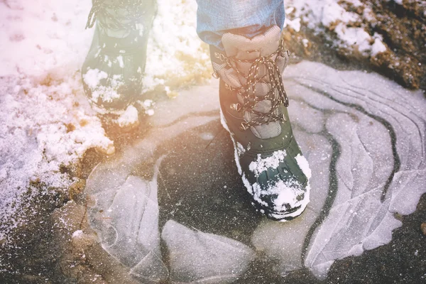 在雪地里，冬鞋特写 — 图库照片