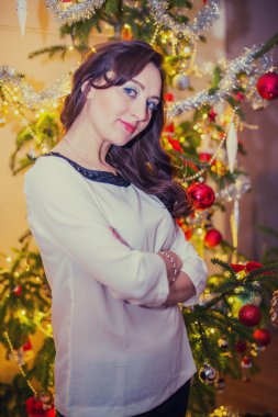 Güzel genç kadın Noel ağacı karşı durumda