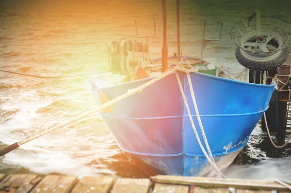 Лодка, пришвартованная в гавани — стоковое фото