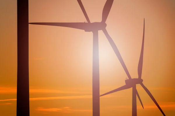 Turbina eólica ao pôr-do-sol — Fotografia de Stock