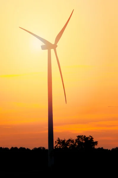 Windkraftanlage bei Sonnenuntergang — Stockfoto