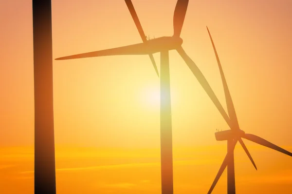 Windkraftanlage bei Sonnenuntergang — Stockfoto