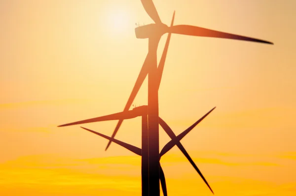 Windturbine bij zonsondergang — Stockfoto