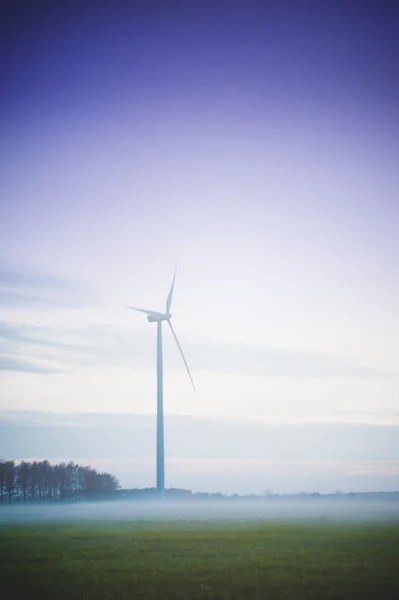 Windturbine bij zonsondergang — Stockfoto