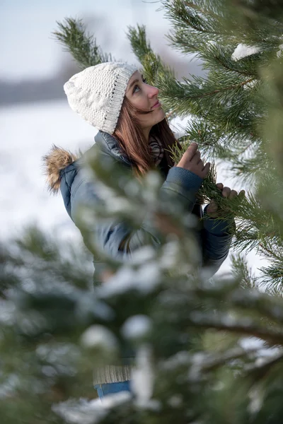 Femme dans les paysages d'hiver — Photo