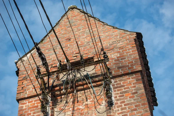 Detalj av en gammal hög spänning transformator — Stockfoto