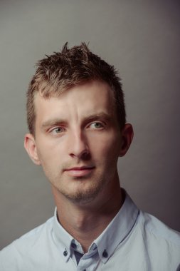 Zeki ve ciddi bir gencin portresi.