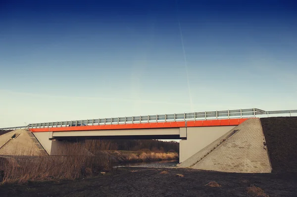 Мост через реку — стоковое фото