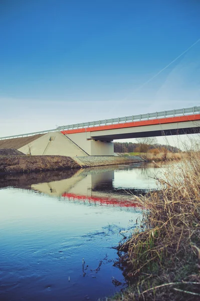 Most autostradowy przez rzekę — Zdjęcie stockowe