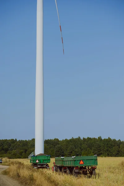 Turbina eólica no dia ensolarado — Fotografia de Stock