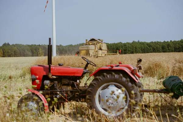 Маленький трактор с прицепом — стоковое фото