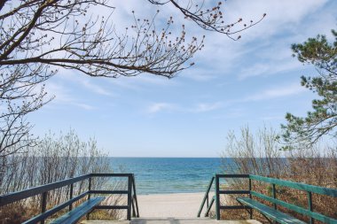 Tahta ve sazlıklardan yapılmış kumsala giden patika.