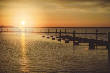 Yat Limanı üzerinden turuncu günbatımı