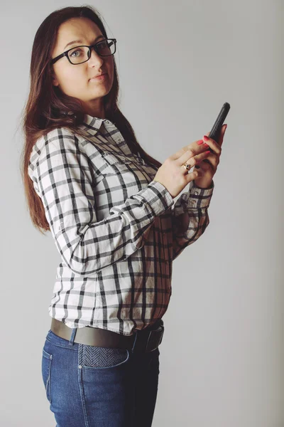 Mano de una mujer usando un smartphone — Foto de Stock
