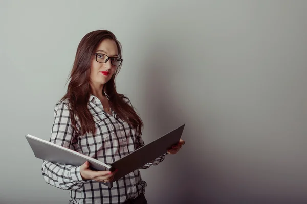 Mulher de negócios segurando um livro — Fotografia de Stock