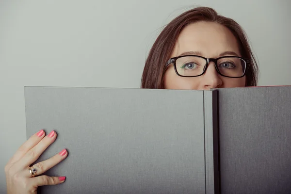 Forretningskvinne som holder en bok – stockfoto