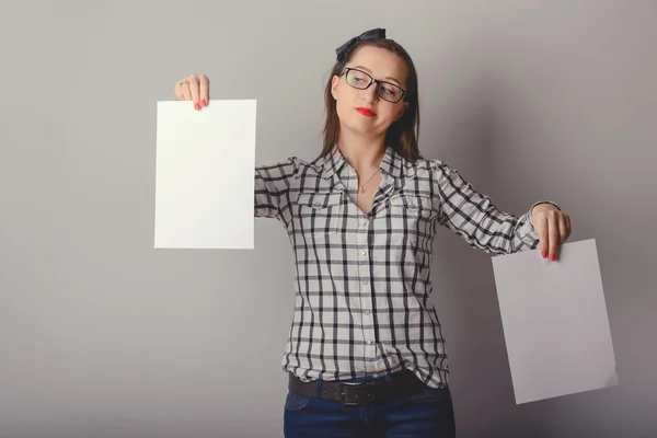 Mulher atraente segurando papel em branco em suas mãos — Fotografia de Stock