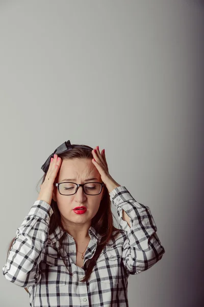 Kvinna som håller händerna på huvudet, huvudvärk — Stockfoto