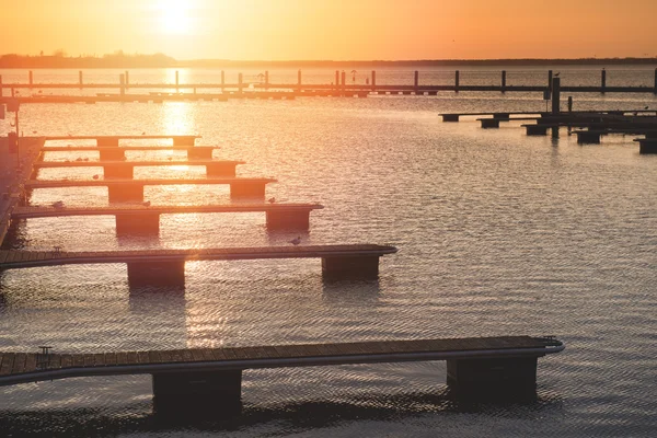 Яхтний порт над помаранчевим заходом сонця — стокове фото