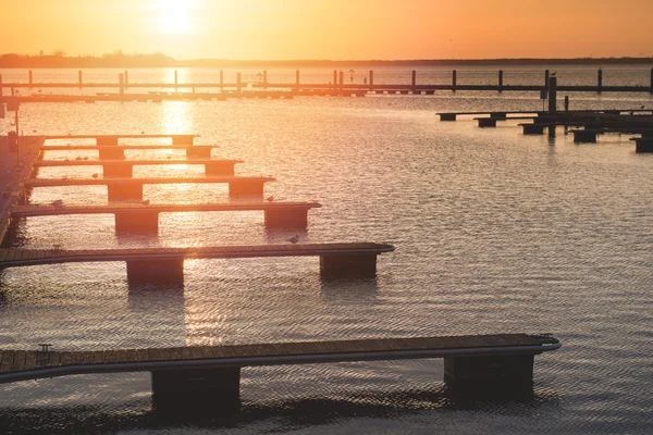 Yacht port över orange sunset — Stockfoto