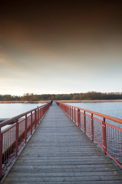 Wooden bridge over the lake — Stock Photo, Image