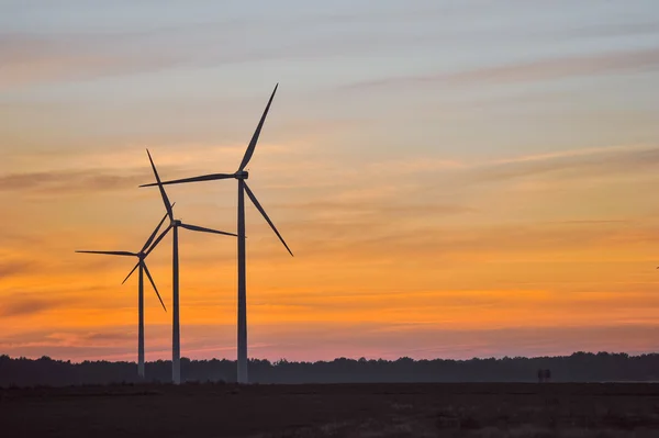 Silhouette della turbina eolica al tramonto — Foto Stock