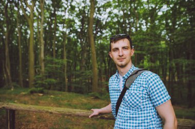 Genç adam ormanda yürüyüşe çıktı.