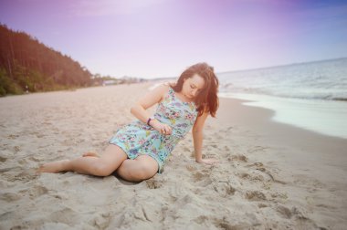 Kumsalda genç bir kadın