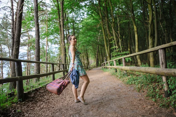 숲에서 산책에 어린 소녀 — 스톡 사진