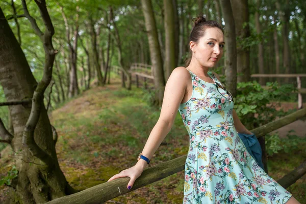 Chica joven en un paseo por el bosque — Foto de Stock